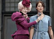 "Ich wette, das war deine kleine Schwester.", meint Effie. "Ja", antwortet ihr Katniss.