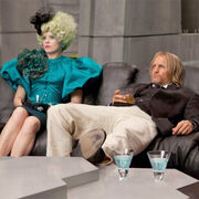 Haymitch und Effie sitzen im Loft des Kapitols nebeneinander.