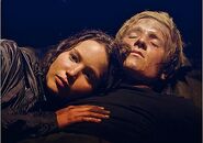 Katniss-and-Peeta-Cuddle-The-Cave-Scene-The-Hunger-Games (2)