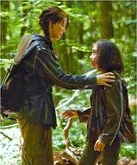 Katniss-and-Rue-2-The-Hunger-Games (2)