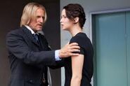 Am nächsten Morgen begleitet Haymitch Katniss zum Flugschiff. Sein Rat: "Bleib am Leben!"