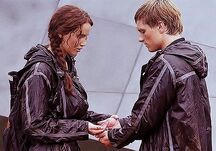 Katniss-and-Peeta-Berries-Scene (2)