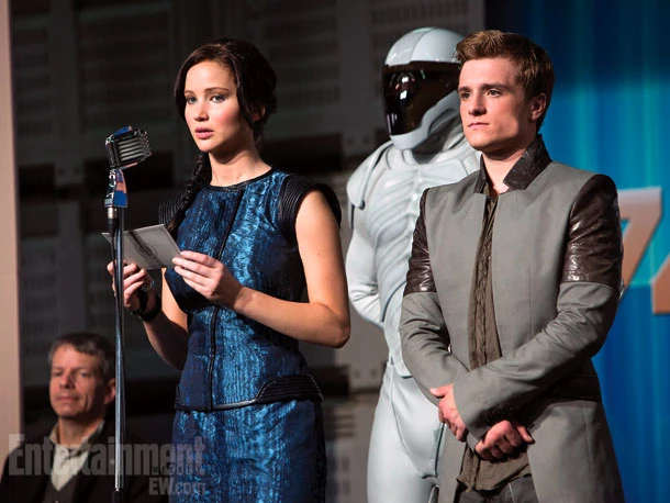 Mockingjay Teil 1 Peeta greift Katniss an