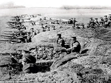 Trenches full of British and German troops, fall of 1942. Notice that a lot of weapons and armour are World War I leftovers, as new armour and weapons weren't being mass produced yet.