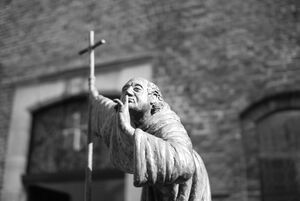 Be-quiet-Priest-sculpture-in-Venlo