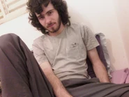 Klaus descansa no quarto de sua então namorada após o pocket show escolar.