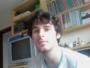 29 de Janeiro: com o cabelo aparado, Klaus posa para as fotos de sua então namorada no quarto que, até 2 anos antes, funcionava como seu principal local de gravação.