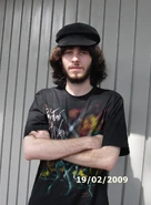 Com a data errada, a foto mostra o típico estilo roqueiro de Klaus em 19 de Fevereiro, quando estava em treinamento para virar professor de inglês: camiseta do Pink Floyd e boina dos Beatles comprada na Inglaterra no ano anterior.