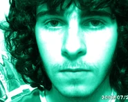 Efeitos de cor/matiz adicionados para "psicodelizar" as imagens.