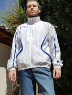 Sessão de fotos no jardim durante a quarentena para vender um casaco.