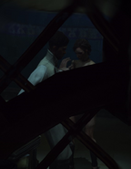 科尔沃监视在蒸汽房中的摩根和露丽雅