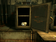 Coldridge safe bomb.png (2.02 MB) 打开的装有发条炸弹的保险箱