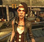 Лиззи показывает свои зубы