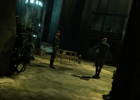 守卫正在监狱院子里谈话