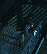 罗德尼正看着栏杆下方的区域