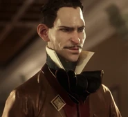 Кирин улыбается