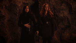 Once Upon a Time - 5x19 - Sisters - Holding Hands