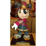 Статуя Микки Мауса в самурайских доспехах..