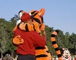 Tiger-and-Tigger-Hugging.jpg (20 KB)