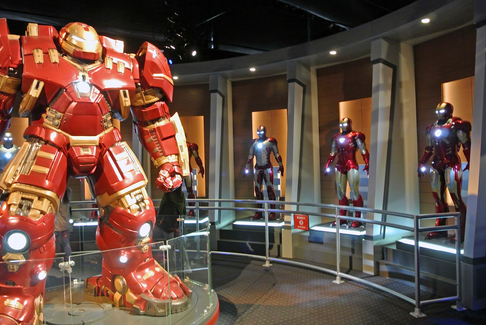 Menjadi Iron Man dengan Hulkbuster.