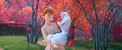 Frozen II - Anna holding Olaf in her Arms