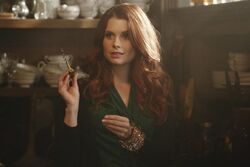 OUAT - Ariel in Gold's shop