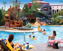 Anaheim-hotels-disneyland-hotel-pool-full