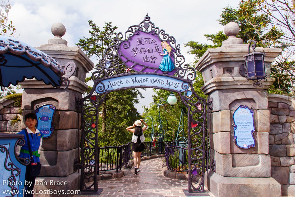 Alice in Wonderland Maze, Attractions