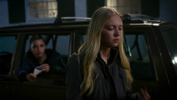 Once Upon a Time - 4x05 - Breaking Glass - Emma Leaves