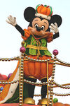 Mickey dressed as a king in the 2005 Halloween Parade at Tokyo Disneyland.