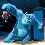 Sulley cogiendo a Boo al darse cuenta de que está en Monstruópolis.