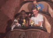 Tres amigos suben a Splash Mountain en Magic Kingdom.