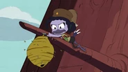 DuckTales-S3EPS1-VioletSabrewingTryingTocCutABeehive.jpg (220 KB)