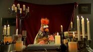 Beaker playing "Dust in the Wind".