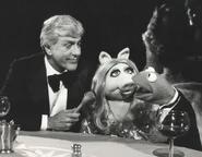 Muppetsgohollywood.jpg (26 kB) Dick Van Dyke con Kermit, la Rana y Miss Piggy