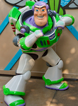 Buzz Lightyear en un parque Disney.