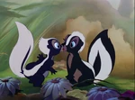 Bluebelle y Flor se besan.