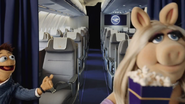 Lufthansa-MissPiggy-(April2014)-06