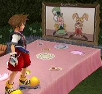 Sora frente al cuadro del Sombrerero Loco y la Liebre de Marzo.