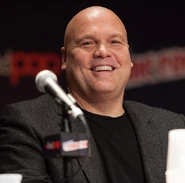 Vincent D'Onofrio NYCC14.jpg (109 kB) Vincent D'Onofrio habla en la Comic Con de Nueva York en 2014.