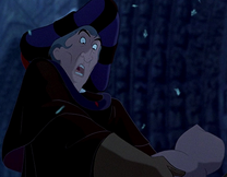 Frollo horrorizado al ver a Quasimodo.