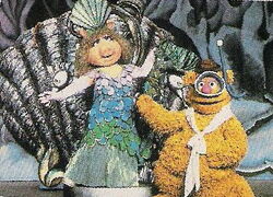 Miss Piggy Costumes Through The Years Disney Wiki Fandom