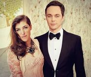 Jim Parsons y Mayim Bialik.