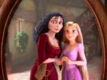 Rapunzel y Gothel se miran en el espejo.