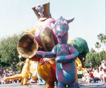 Los Efelantes en un desfile en uno de los Parques Disney.