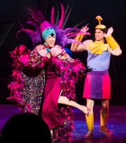 Kronk con Yzma en Villains Tonight.