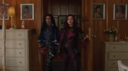 Mal e Evie entram no seu dormitório.