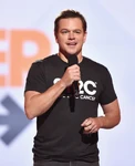 Matt Damon speaks at Stand Up to Cancer event.jpg (133 kB) Matt Damon habla en un evento benéfico sobre la trata del cáncer en 2016.