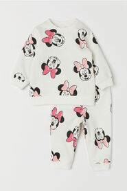 Conjunto de dos piezas en tejido sudadera suave con estampado de H&M.
