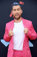 Lance Bass arrives at the 2019 MTV Video Music Awards.